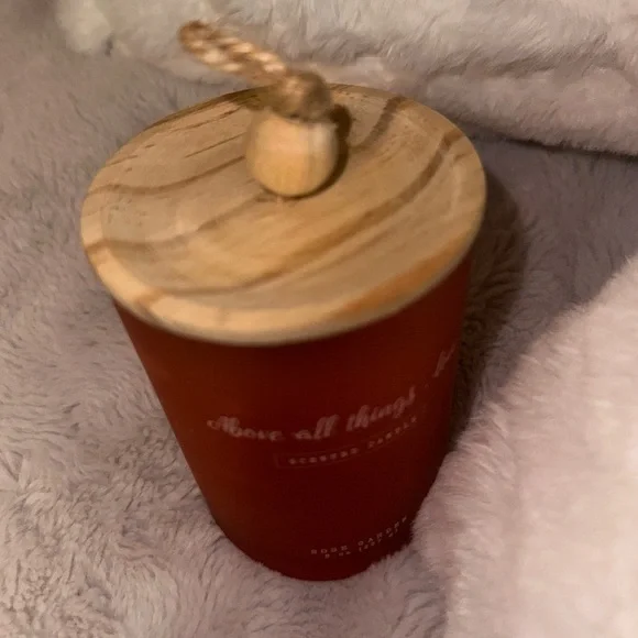Rose Candle “Above All Things Love” Rose Garden 8 oz 227 gram Never been lit. - Picture 4 of 6